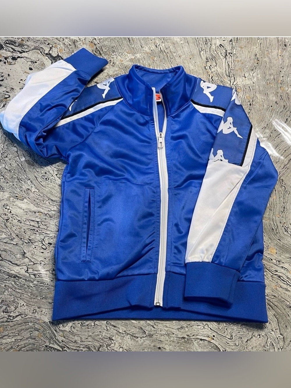 Kappa kids zip up activewear jacket size 6
Like new condition 
Logo